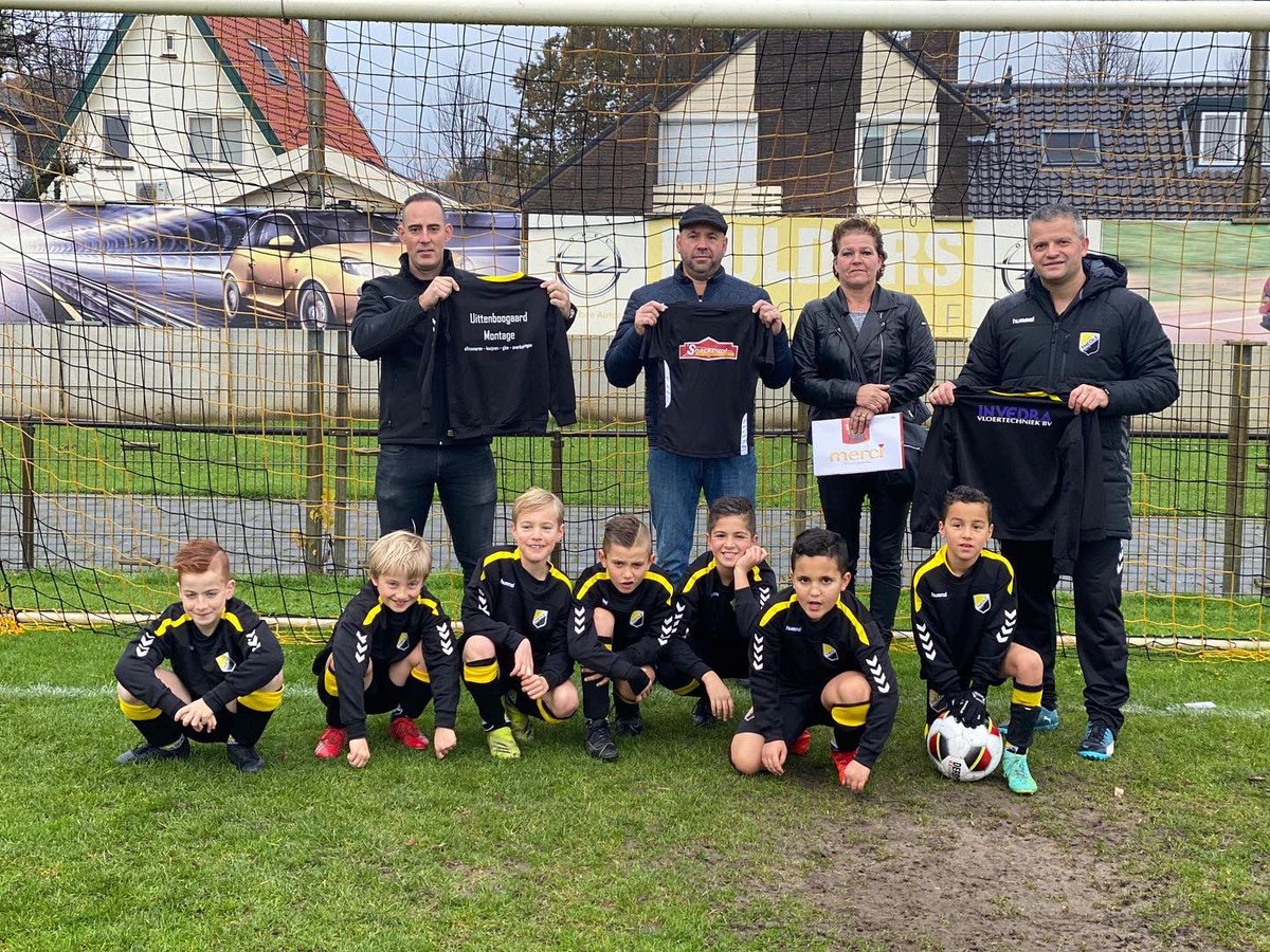 👌JO9-1 ziet er weer tiptop uit. Wij bedanken 
Snackpunt Tiel voor de T-shirts, Uittenboogaard Montage voor de Truien en @invedra_vloertechniek BV voor de Trainingspakken. 

#sponsorenbedankt 
#invedravloertechniek
#uittenboogaardmontage #snackpunttiel