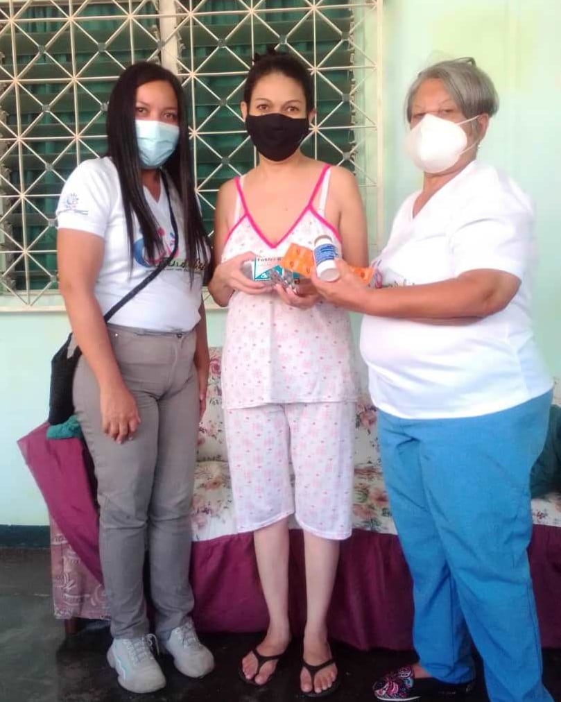 fundacelis's tweet photo. El día de hoy pudimos brindar una mano amiga a la señora Ana Lugo quien tiene 42 años y le fue realizada una cesárea segmentaria de emergencia por eclampsia grave
Se le entrego:
Centella Asiática 
Nifedipina
Folifer B12
Cefixima
Metronidazol
Vitamina C
#TodoSumaTodoValeTodoCuenta https://t.co/DzjeGzdyXA