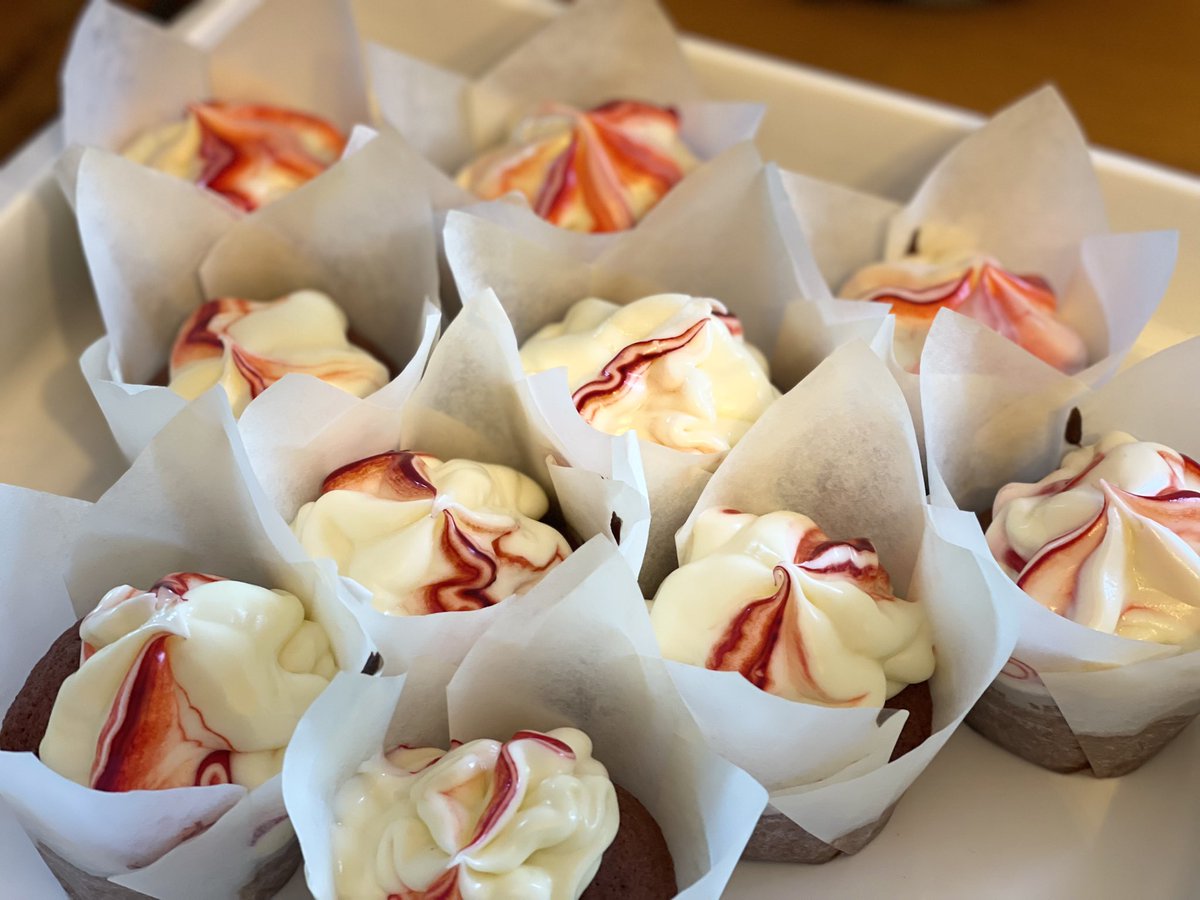 AitkenMoreen's tweet photo. @Nigella_Lawson - thank you Nigella for the delicious red velvet cupcake recipe 🧁 - I made these for my niece Sara to cheer her up through her COVID quarantine - I definitely think they helped ! https://t.co/NDgqq3ypFh