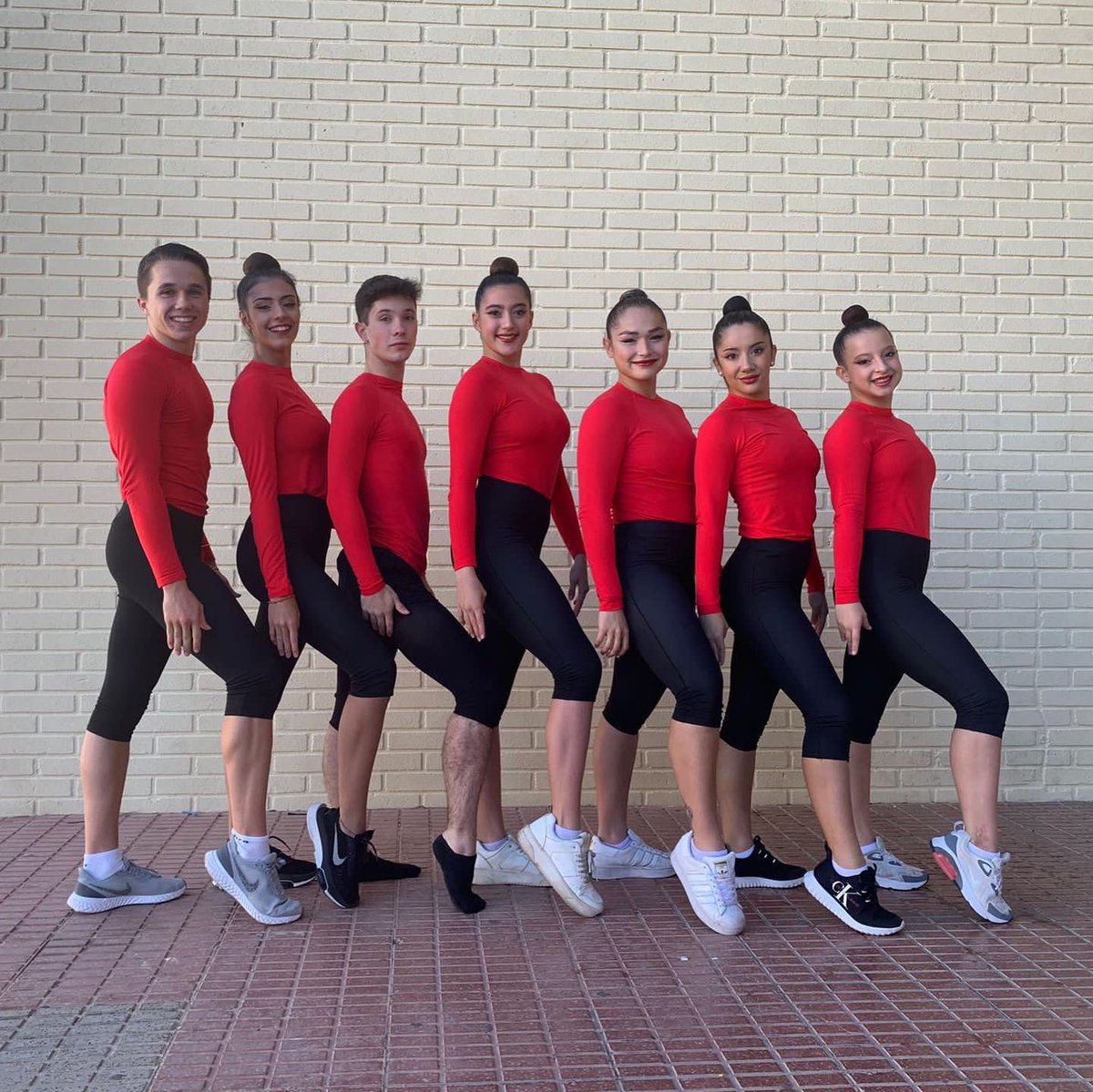 Hoy nuestro conjunto de primera categoría ha participado en el Campeonato provincial y autonómico de la Comunidad Valenciana celebrado en Ribarroja 💪🏼 seguimos trabajando de cara al Campeonato de España! #TeamColonial 🖤🦢 #ColonialSport