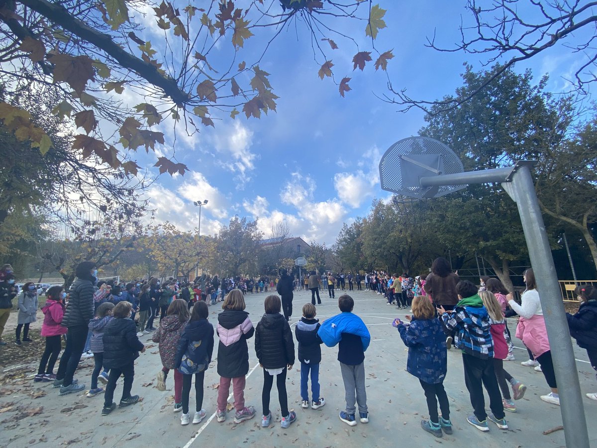 NovaCerveraCorI's tweet photo. L'estada d'ahir i avui a la casa de colònies @alaCarral🌳🏘️, al #Solsonès, ens ha permès gaudir als cantaires i directores de la Coral Infantil @NovaCerveraCorI d'una fantàstica edició del 🎵 Cap de Setmana de Treball
#artcoral #lleure #natura #emocions #femgrup #cançons https://t.co/7zuzHnzKc4