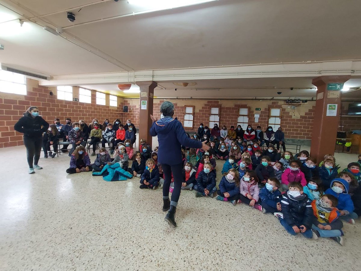NovaCerveraCorI's tweet photo. L'estada d'ahir i avui a la casa de colònies @alaCarral🌳🏘️, al #Solsonès, ens ha permès gaudir als cantaires i directores de la Coral Infantil @NovaCerveraCorI d'una fantàstica edició del 🎵 Cap de Setmana de Treball
#artcoral #lleure #natura #emocions #femgrup #cançons https://t.co/7zuzHnzKc4