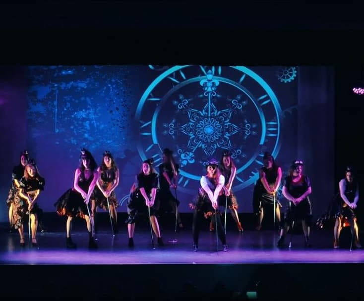 Siriadanza_'s tweet photo. Steampunk🎩💄Zumba...el Mito del tiempo. Espectáculo "Mythos" 2019 @centrodedanza_farahdiva 
.
.
.
#zumberas #steampunk #steampunkstyle #coreografia #dance #zumba #claseszumba #teatro #escenario #mitos #mythos #espectaculo #choreography #eltiempo #zumbavalladolid #Valladolid https://t.co/97UFEXkiLd