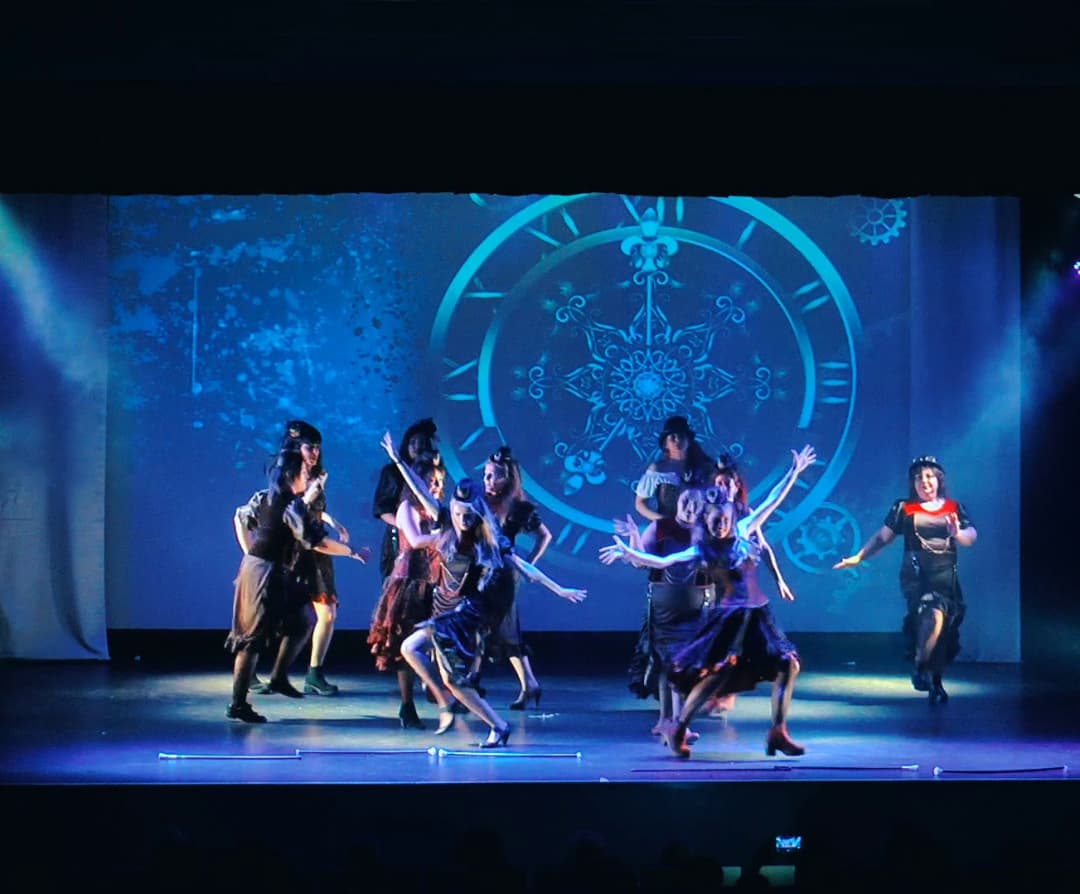 Siriadanza_'s tweet photo. Steampunk🎩💄Zumba...el Mito del tiempo. Espectáculo "Mythos" 2019 @centrodedanza_farahdiva 
.
.
.
#zumberas #steampunk #steampunkstyle #coreografia #dance #zumba #claseszumba #teatro #escenario #mitos #mythos #espectaculo #choreography #eltiempo #zumbavalladolid #Valladolid https://t.co/97UFEXkiLd