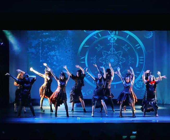 Siriadanza_'s tweet photo. Steampunk🎩💄Zumba...el Mito del tiempo. Espectáculo "Mythos" 2019 @centrodedanza_farahdiva 
.
.
.
#zumberas #steampunk #steampunkstyle #coreografia #dance #zumba #claseszumba #teatro #escenario #mitos #mythos #espectaculo #choreography #eltiempo #zumbavalladolid #Valladolid https://t.co/97UFEXkiLd