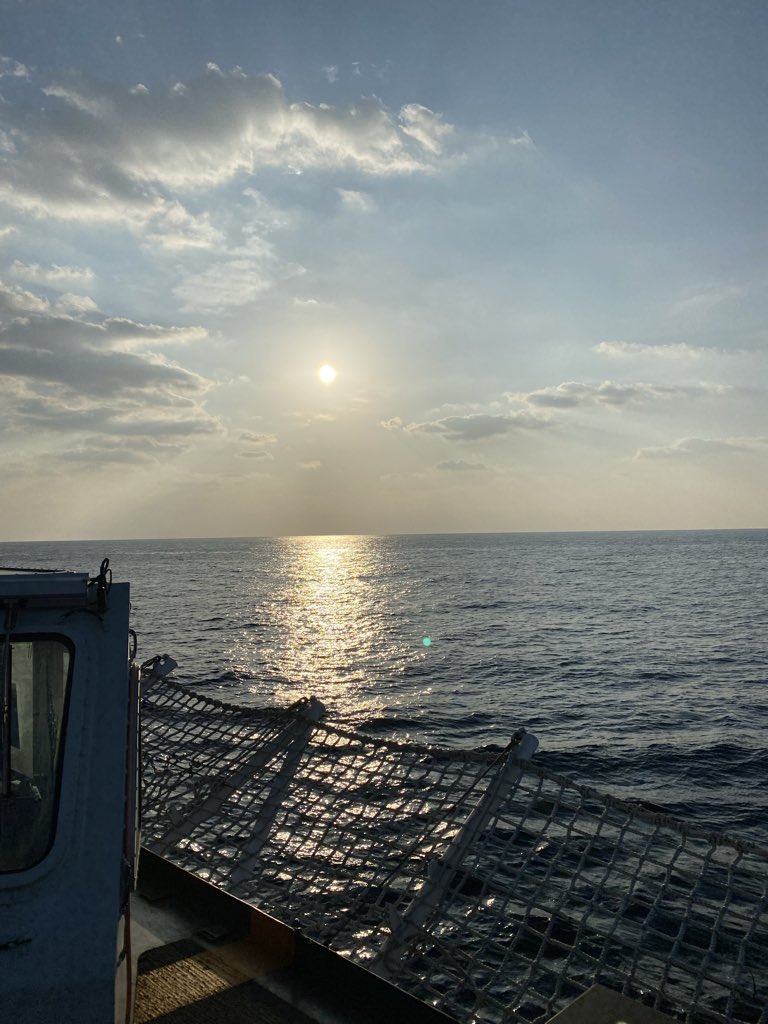 Goalielisten's tweet photo. Amazing sunrise at 🌊
#OneWithTheStrengthofMany
Ready to Lead ⚓️
Ready to Help 🇨🇦
Ready to Fight 💪
#ReadyAyeReady
#WeTheNavy
Un super lever de soleil en 🌊 #Unaveclaforcedeplusieurs
Prêt à diriger ⚓️
Prêt à aider 🇨🇦
Prêt à combattre 💪
#Toujourslàtoujoursprêts
#NousLaMarine https://t.co/orYsVLK94l