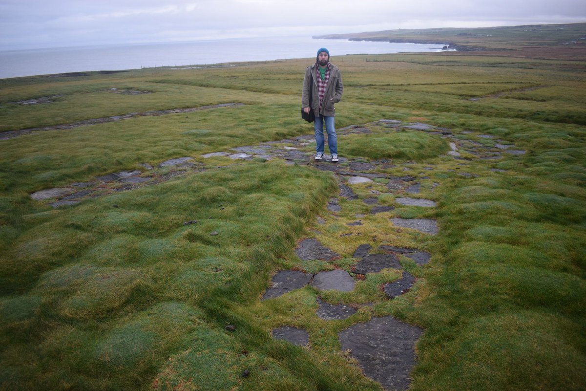RustedRail's tweet photo. Eire sign: "The Coastal Watch was set up in 1939 to guard against invasion of Ireland, declared neutral, via the sea. More than 80 sites around the coast from north Louth to Donegal were selected, and look out posts were located on these sites." #eiresigns #downpatrickhead #mayo https://t.co/uxUMnP6RxQ