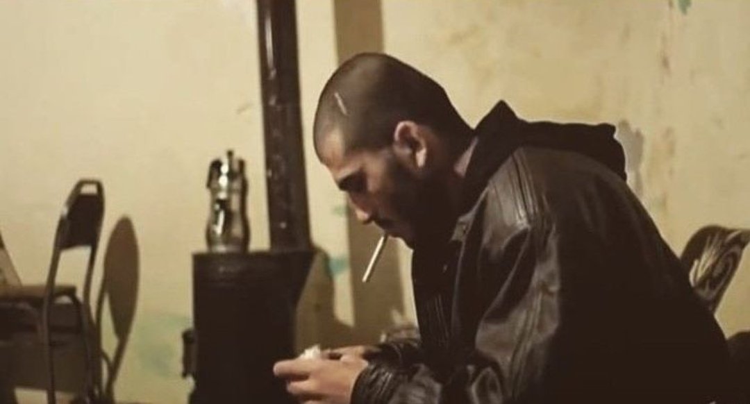 eskisi kadar konuşasım yok, ne hissettiğimden bahsedesim yok, hiç kimseyi merak etmiyorum, hiçbir hararetli konuşmayı dinleyemiyorum, hiçbir şey ilgimi çekmiyor. kendimle yalnız kalmak iyi gelecek ama kendimi de bulamıyorum.