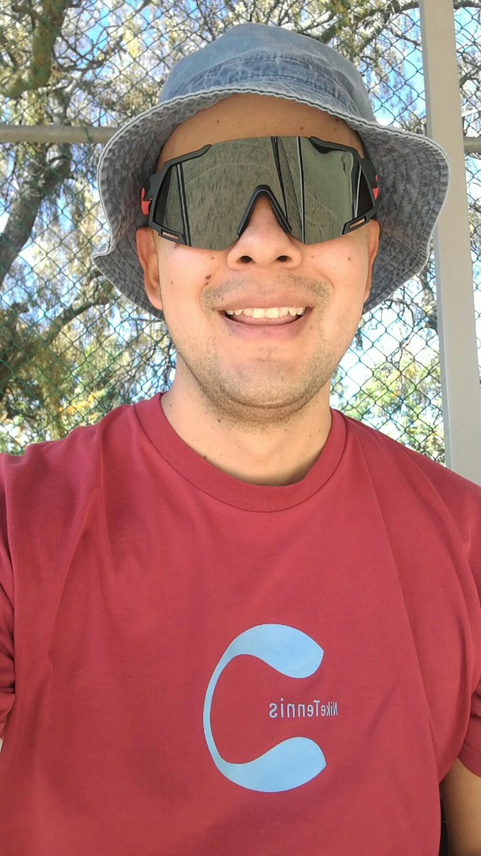 betol's tweet photo. Papá: juega con ese sombrero te va a proteger más del sol (luego de la cirugía). 
Yo: parezco el dude de los New Radicals 
Hermana: si 
#domingodetenis https://t.co/irGJPi42yQ