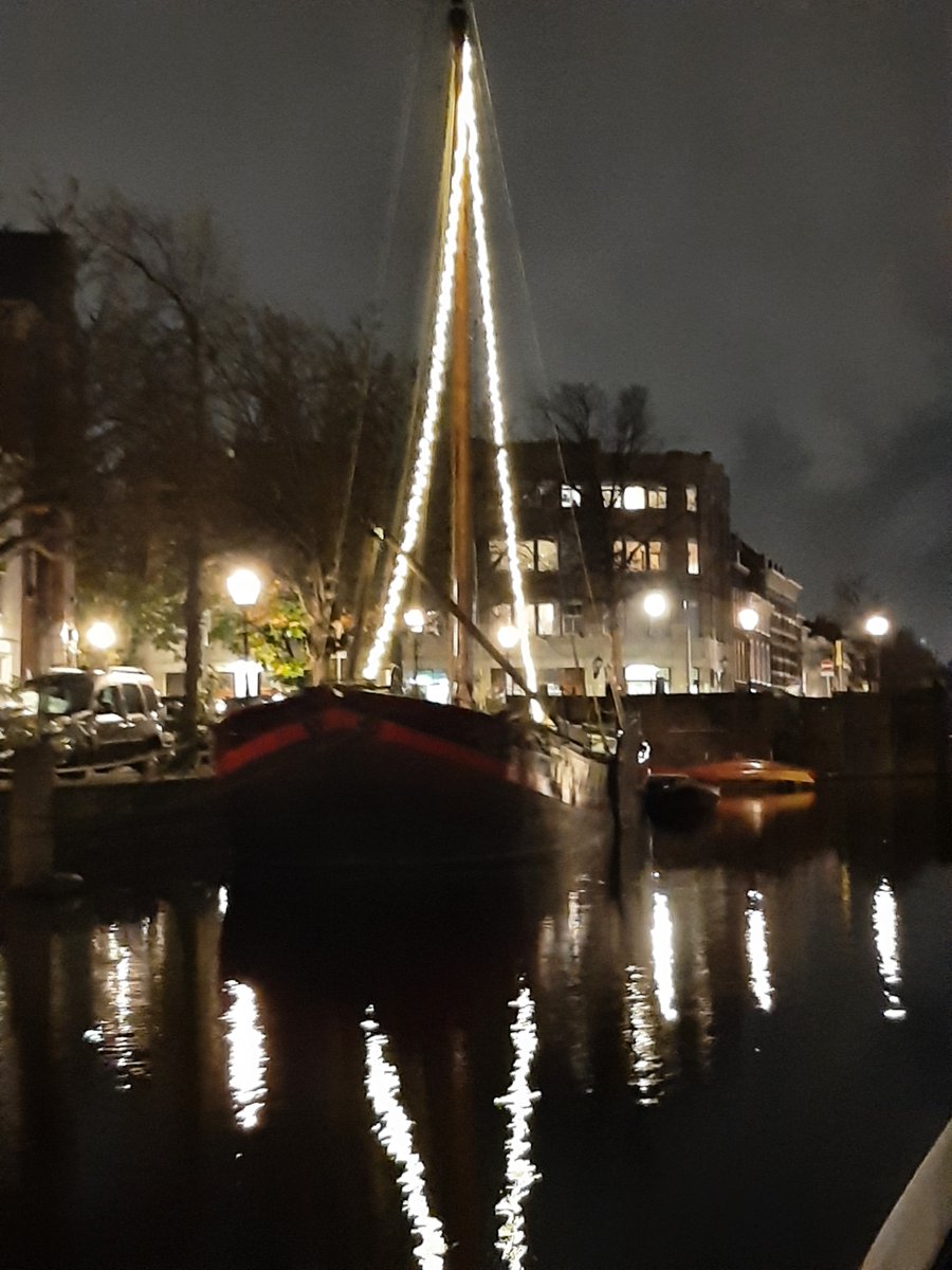Willemsvaart's tweet photo. #Sfeervol #varen in Den Haag.
#Genieten kàn & màg met gezin en 4 gasten (QR code).
Tot 20.00 uur eten & drinken in restaurant (a/d #Gracht) en dan natafelen aan boord :
#Salonboot
Zo worden het toch mooie weken voor (tijdens en na) Sint & Kerst !
https://t.co/dfl0CHSLMo https://t.co/7dvBmjrdaT