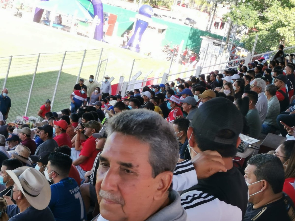 DivisionLiga's tweet photo. Aquí está la afición del Atlético Mictlán, por temas de pandemia no habían llegado al estadio, ahora le están dando el apoyo total a su equipo 🐰🐇.

📸Por Sebastian Lares https://t.co/nPtzgKgTQU