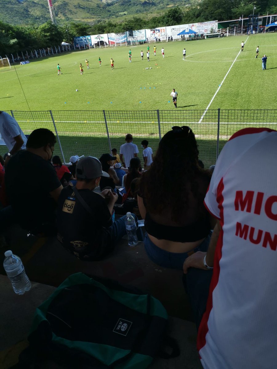 Aquí está la afición del Atlético Mictlán, por temas de pandemia no habían llegado al estadio, ahora le están dando el apoyo total a su equipo 🐰🐇.

📸Por Sebastian Lares