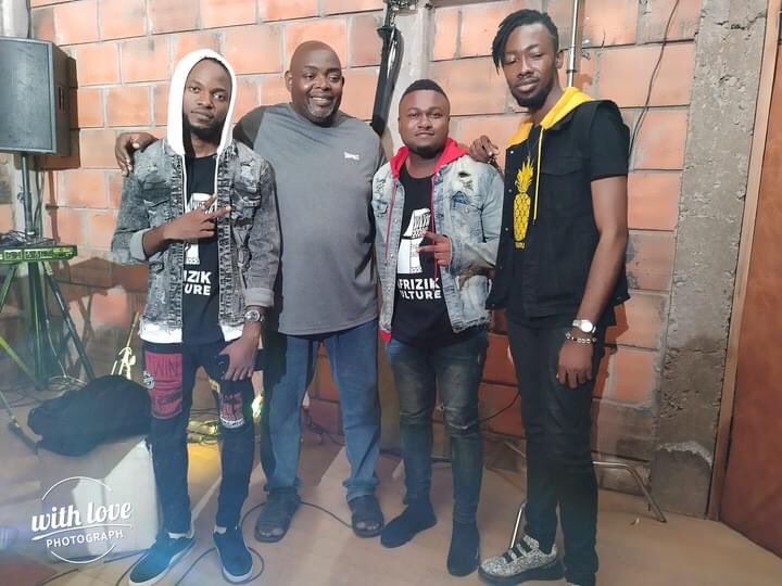 Ayem237's tweet photo. Hello la famille
C’était une journée inoubliable 
Ce moment de communion avec un public réceptif ...
Le chemin est encore long mais on y arrivera

Merci à tous 
Merci au @manaboca pour l'initiative 

https://t.co/X0MwN2xTgw

#je_te_yamo_challenge￼ 
#Ayem_in_love 
#SPM https://t.co/yxqyPxSaTL