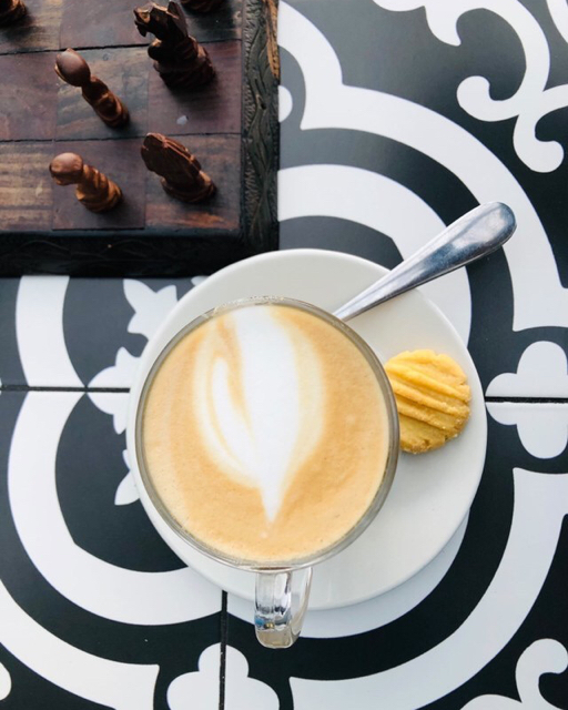 Coffee and chess for the win on a perfect Sunday afternoon. How do you like to spend a lazy Sunday? 

📷 @tselane_crepata
