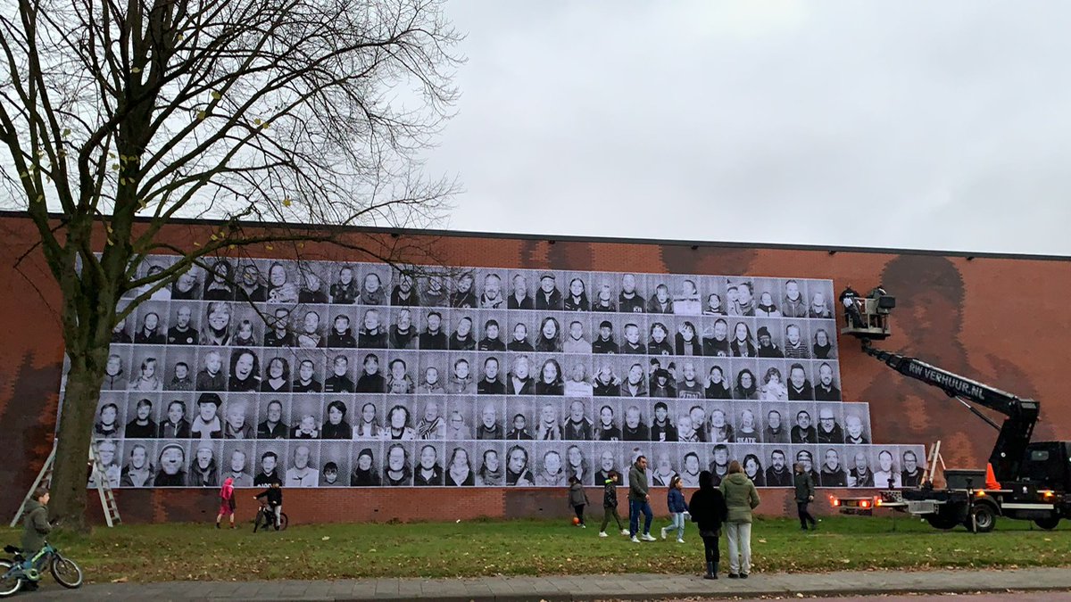 Ruim 200 portretfoto's sporthal Vinkhuizen ivm JR Chronicles tentoonstelling Groninger Museum,vinkhuizen.nl/home-2/nieuws/…

@GroningerMuseum #GroningerMuseum #JRGroningerMuseum #GraffitiGroningerMuseum
