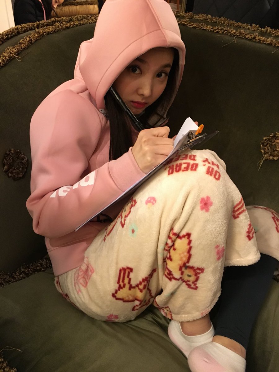 nayeon thinker #FormulaOfLove tweet media