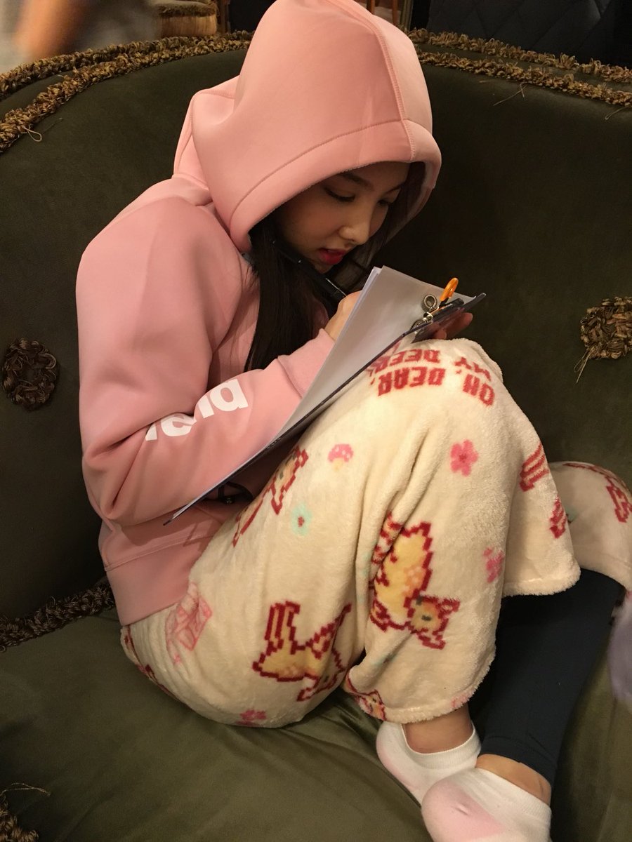 nayeon thinker #FormulaOfLove tweet media