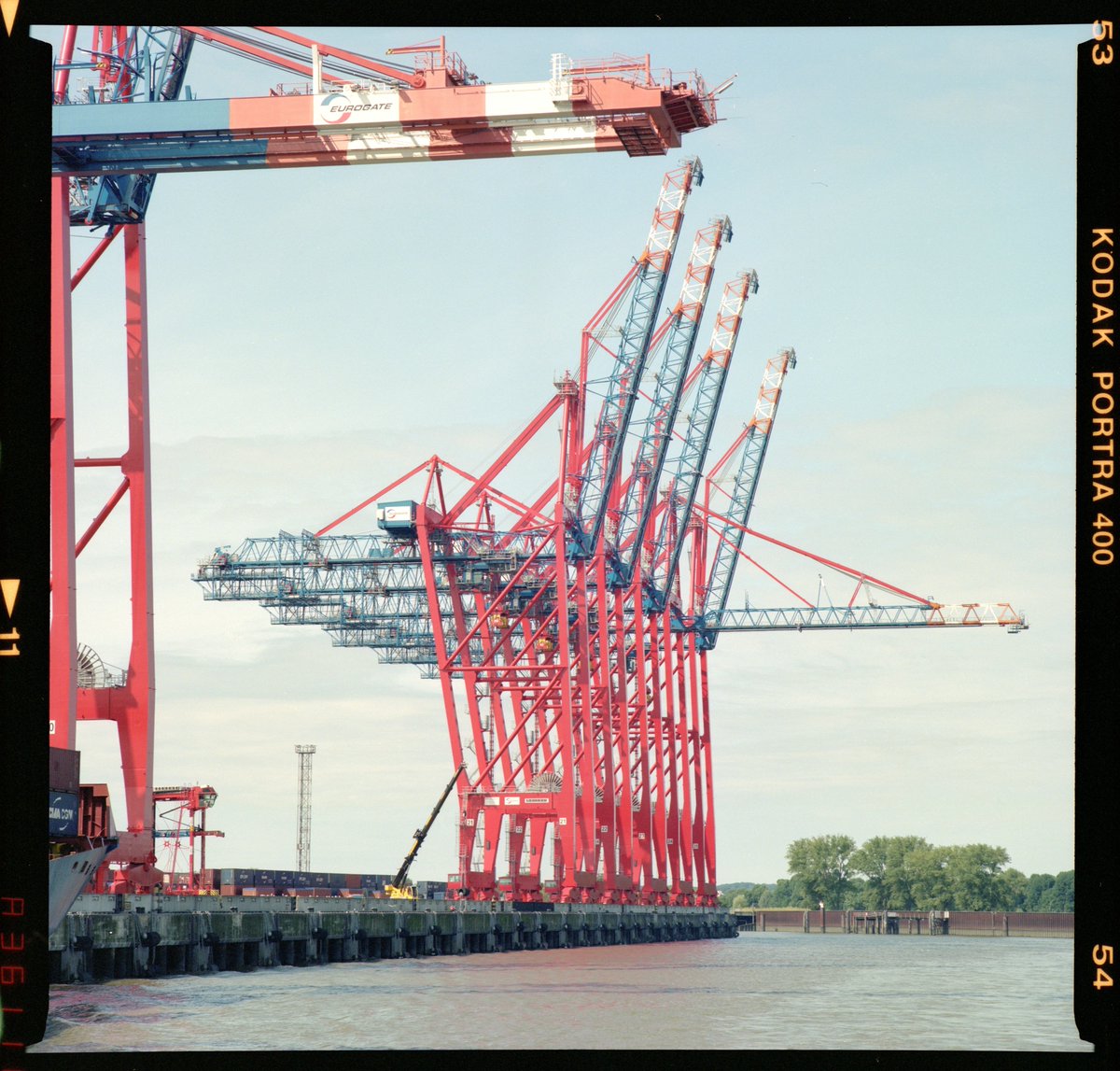 fhernand's tweet photo. Two more, these were taken in Hamburg #bronica #portra https://t.co/RPe3aJS3q3