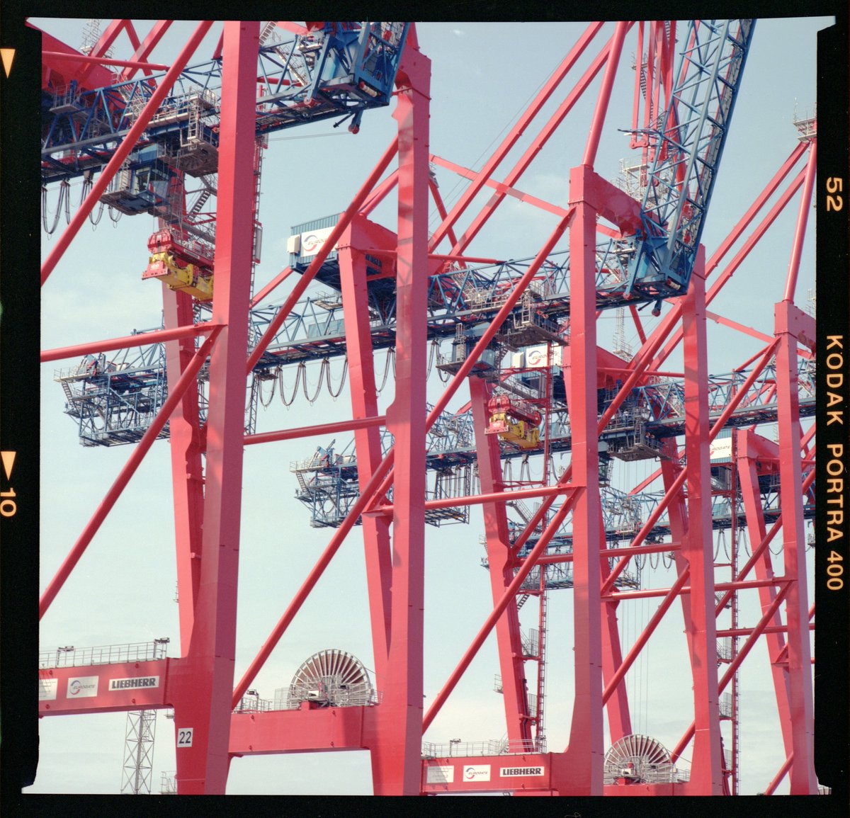 fhernand's tweet photo. Two more, these were taken in Hamburg #bronica #portra https://t.co/RPe3aJS3q3
