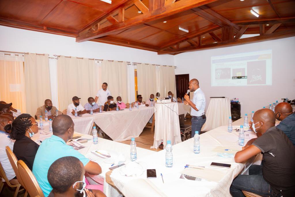 IgnaceEngone's tweet photo. Revivez en images, la Masterclass de @FreddhyKoula tenue à Lambarene ce week-end à l’endroit des responsables des organisations sportives de la commune de Lambarene. Un événement parrainé par le Conseiller du Président de la République, M. #Pissa #Tchambo. https://t.co/eoAVLrw7gk