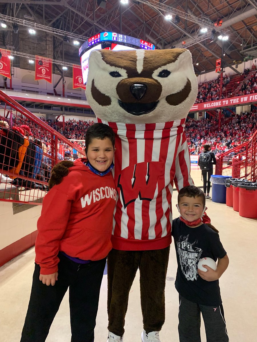 mchill09's tweet photo. @BadgerMBB Friday, @BadgerFootball Saturday, @BadgerVB Sunday. 3wins. https://t.co/SKiEPVy1tZ