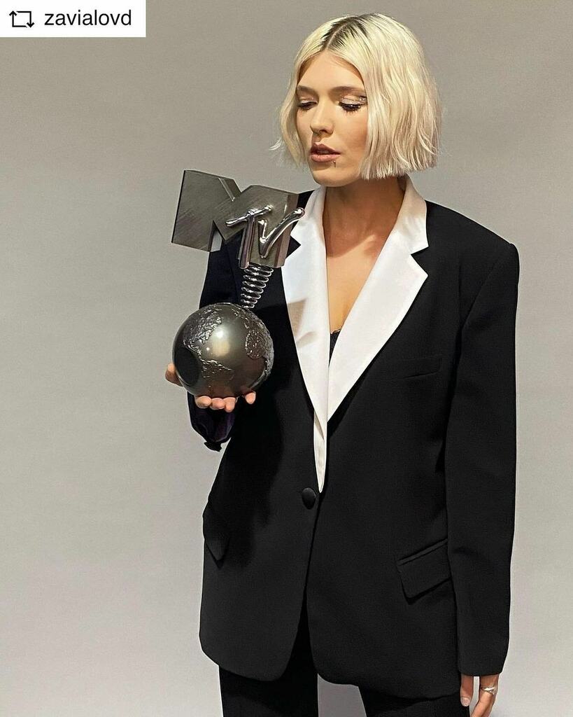 Daria Zawiałow zdobyła statuetkę „Najlepszego Polskiego Artysty” <a href="/mtvema/">MTV EMA</a> 2021 🤩 Gratulacje! 🙌🏻 @zavialovd 

#dariazawialow #mtvema2021 #bestpolishartists #congrats #sonymusicpoland instagr.am/p/CWRT2pvIpaL/