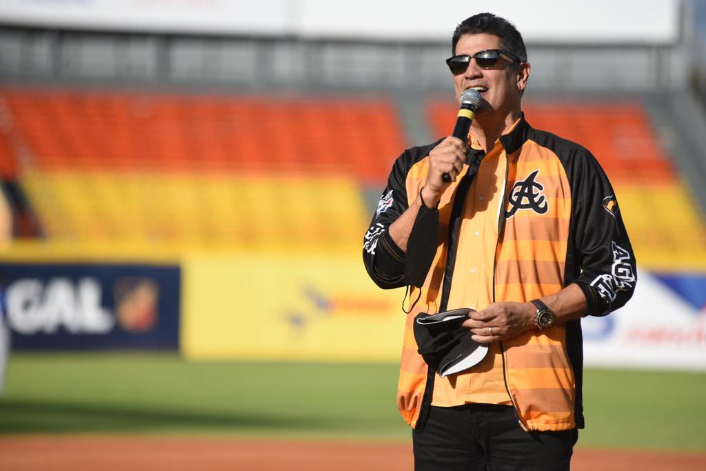 Águilas Cibaeñas on X: "El intérprete Eddy Herrera entonó las notas del himno nacional previo al partido frente a los Tigres. #FamiliaAguilucha https://t.co/SvDGls8E2j" / X