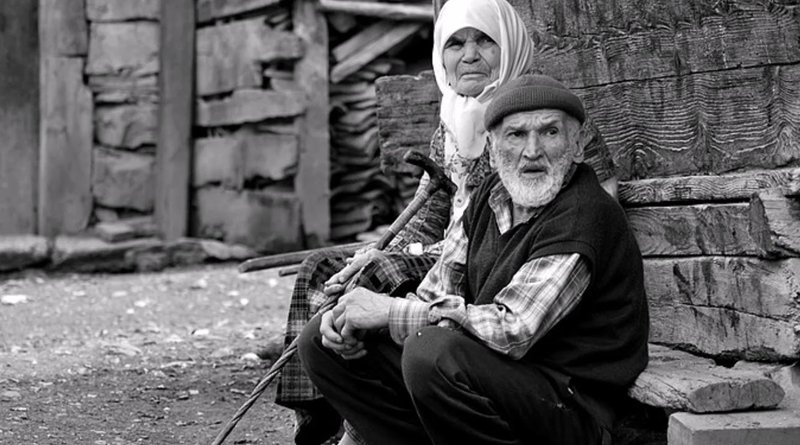 Büyük büyük sözler söyler ve sloganlar atarken, 
"CENNET ANAHTARININ" evdeki yaşlı 
anne-babamızın 
elinde olduğunu unutuyoruz.