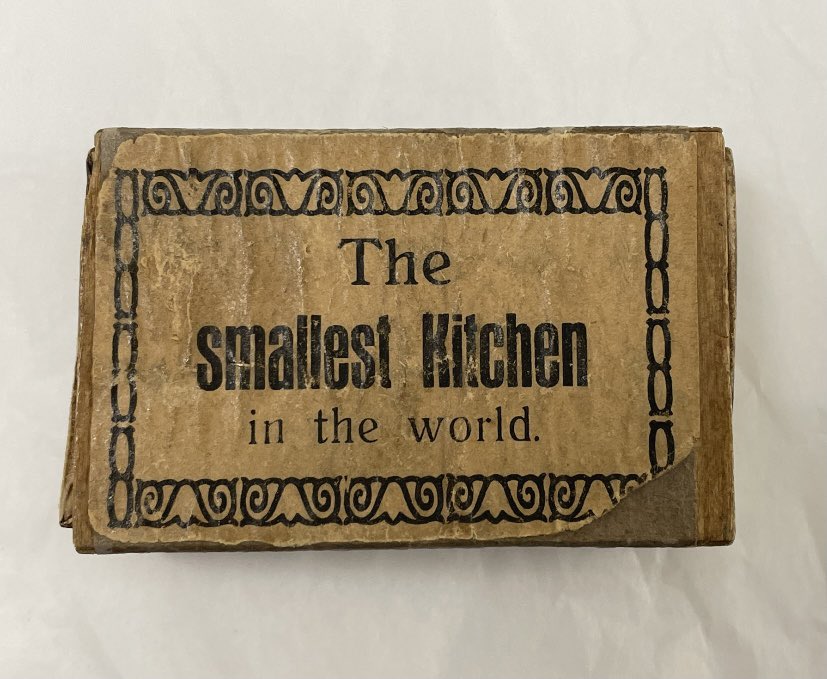 ScarbsMuseums's tweet photo. We missed yesterday’s #Museum30 theme of #SomethingTiny, so we’re taping it (thats today’s theme, note how we neatly sidestepped it) onto your timeline this evening instead.
Everyone; meet The Smallest Kitchen In The World 🌎 https://t.co/kAlURMZZLC