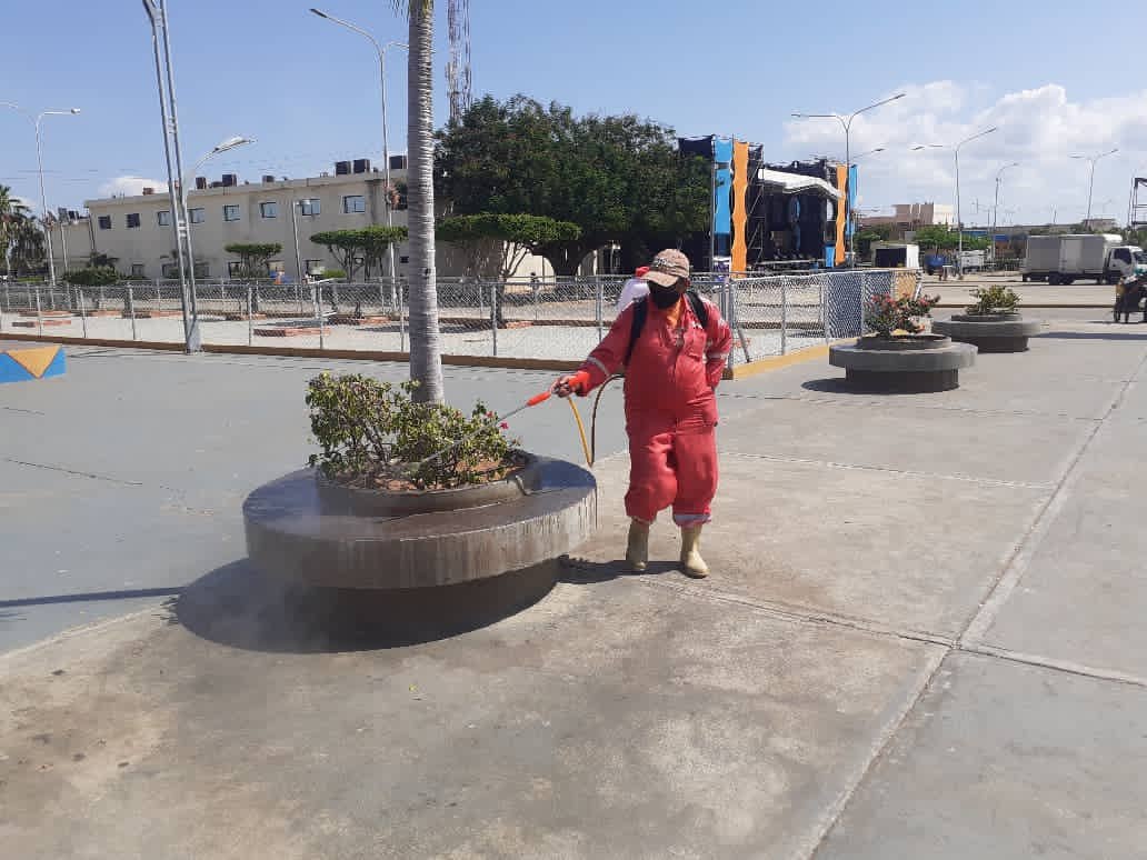 De manera riguroso la brigada de Bomberos del Sur, realizan la desinfección de los espacios donde se efectúan las actividades de la #FeriaDelLago2021 para la protección de nuestras familias Sanfranciscanas.

#YoSoyDeAqui☀️
¡Juntos Con Am♥️r Hacemos Más!