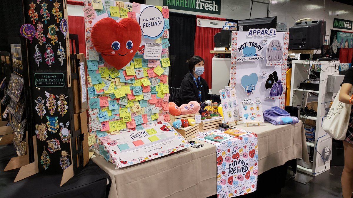 AaronNabus's tweet photo. One thing I love doing at @designercon every year is visiting the talented Tony Tran (Tranimated). This year he felt compelled to create art centered around mental health.
#Tranimated #DesignerCon #Dcon #DesignerCon2021 #Dcon2021 #MentalHealth https://t.co/00HwE5q7RU