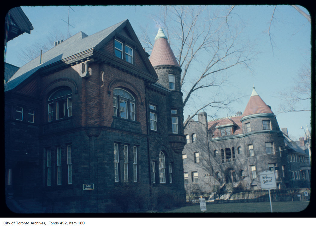 TorontoPast's tweet image. St George St: This 1950's chrome capture the sw and ne corner's of Prince Arthur and St George. If you stood here today, nothing has changed(Toronto Archives).

#torontohistory #annex #annextoronto #stgeorgest #gooderham #yorkclub #bloor #toronto #torontopast