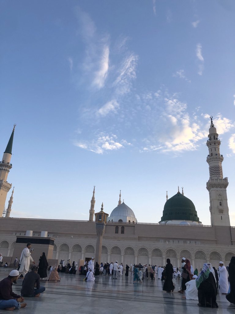 alresalat's tweet photo. #في_المواهب
لو ولد سيدنا رسول اللهﷺ🌷في شهر من الاشهر الحرم او في رمضان لتوهم أنه ﷺ🌷تشرف بها
فجعل الله تعالى مولدهﷺ🌷في غيرها لتظهر عنايته وكرامته عليه
كما أنهﷺلو دفن بمكة لكان قصده يقع تابعا لقصدها فافرد بمكان مخصوص ليكون قصد زيارته مستقلا وليتمايز الناس في شد الرحل إليه ﷺ https://t.co/If8duzPQMx