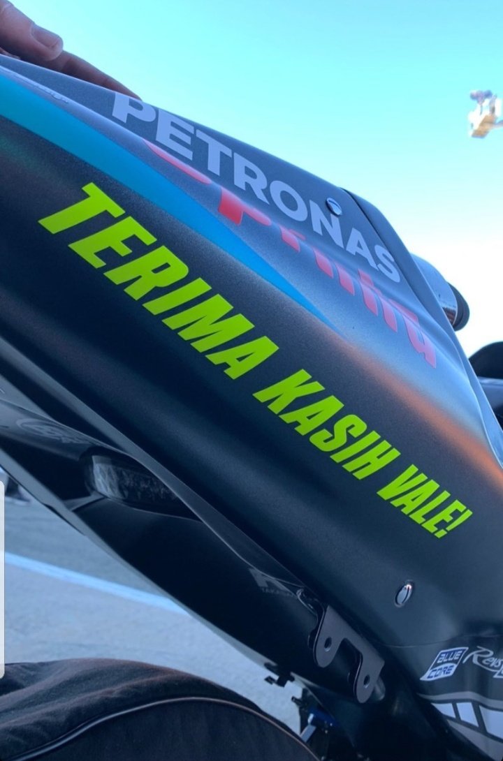 dedearman15's tweet photo. Definsi Juara = Valentino Rossi❤ #GrazieVale #ThankYouVale #TerimaKasihVale https://t.co/sQQ5VTWqKf