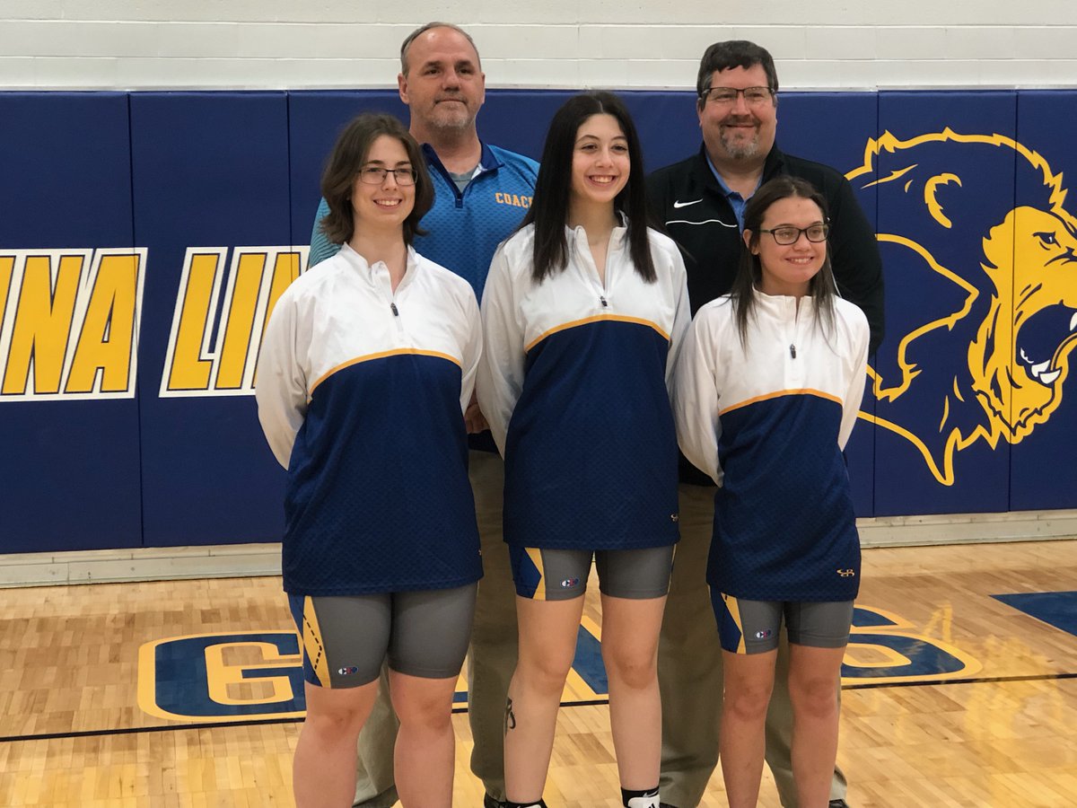 JamieLeeseberg's tweet photo. Gahanna HS Wrestling photo day. Introducing the 2021 GLHS Girls wrestling team. @GahannaLHSWREST @WrstleLikeAGirl https://t.co/Requl59L6a