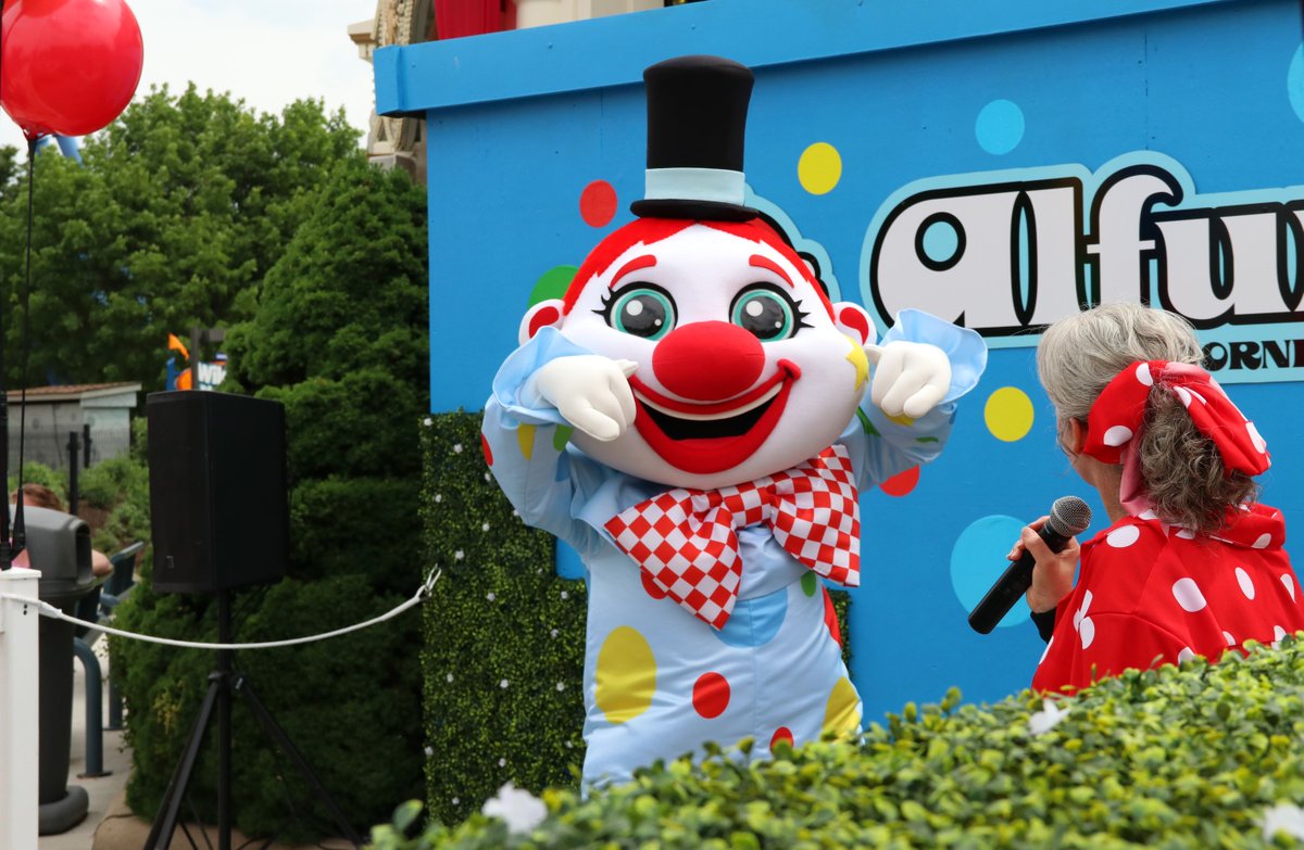 DorneyParkPR's tweet photo. How it ended vs how it started...🤡

Thank you for an AMAZING 2021 Season! See you next year! 🎢 

#DorneyPark #ItsAmazinginHere #AmazingLooksLike #Alfundo #AllentownPA #LehighValley #PA #Pennsylvania #AmusementPark https://t.co/cuOrbSb6Hg