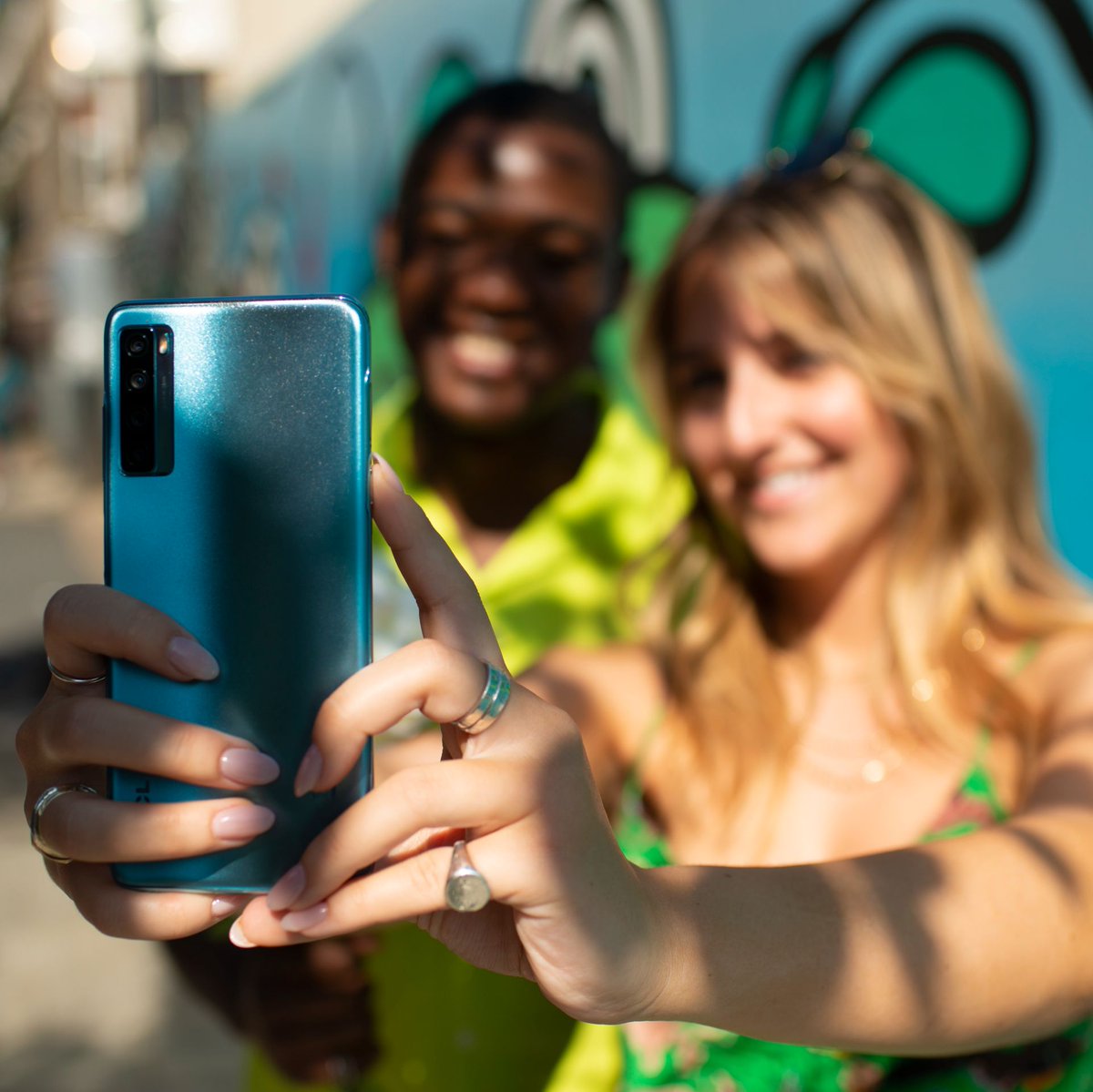 Keep your selfie game strong. Who’s your selfie partner? 👇

tcl.com/au/en/mobile/t…

#TCLMobile #TCL20L+ #DisplayGreatness