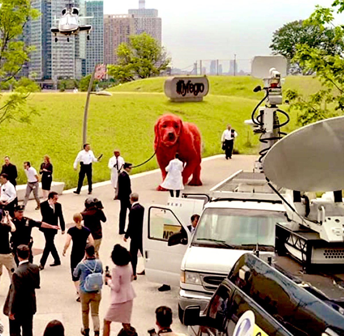 TommyBayiokos's tweet photo. And there I am, playing the security guard with zapper to the left of Clifford in “Clifford The Big Red Dog” in film pic promo. Looking forward to to seeing this wonderful fun film…#Scene #FunFilm https://t.co/OUwhWHyas2