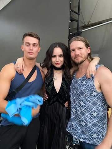 📸 Nova foto de Sofia Carson ao lado de Nicholas Galitzine e Scott Deckert, nos bastidores de Purple Hearts.