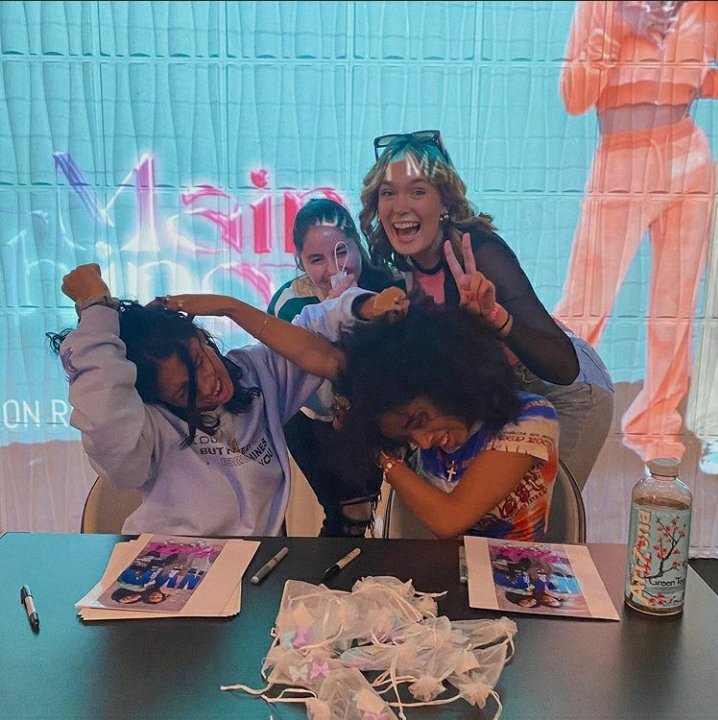 jadahmupdates's tweet photo. A sequência das fotos 😂

📸 @/kiaraxrie via feed do Instagram. https://t.co/6HzHNw62q0