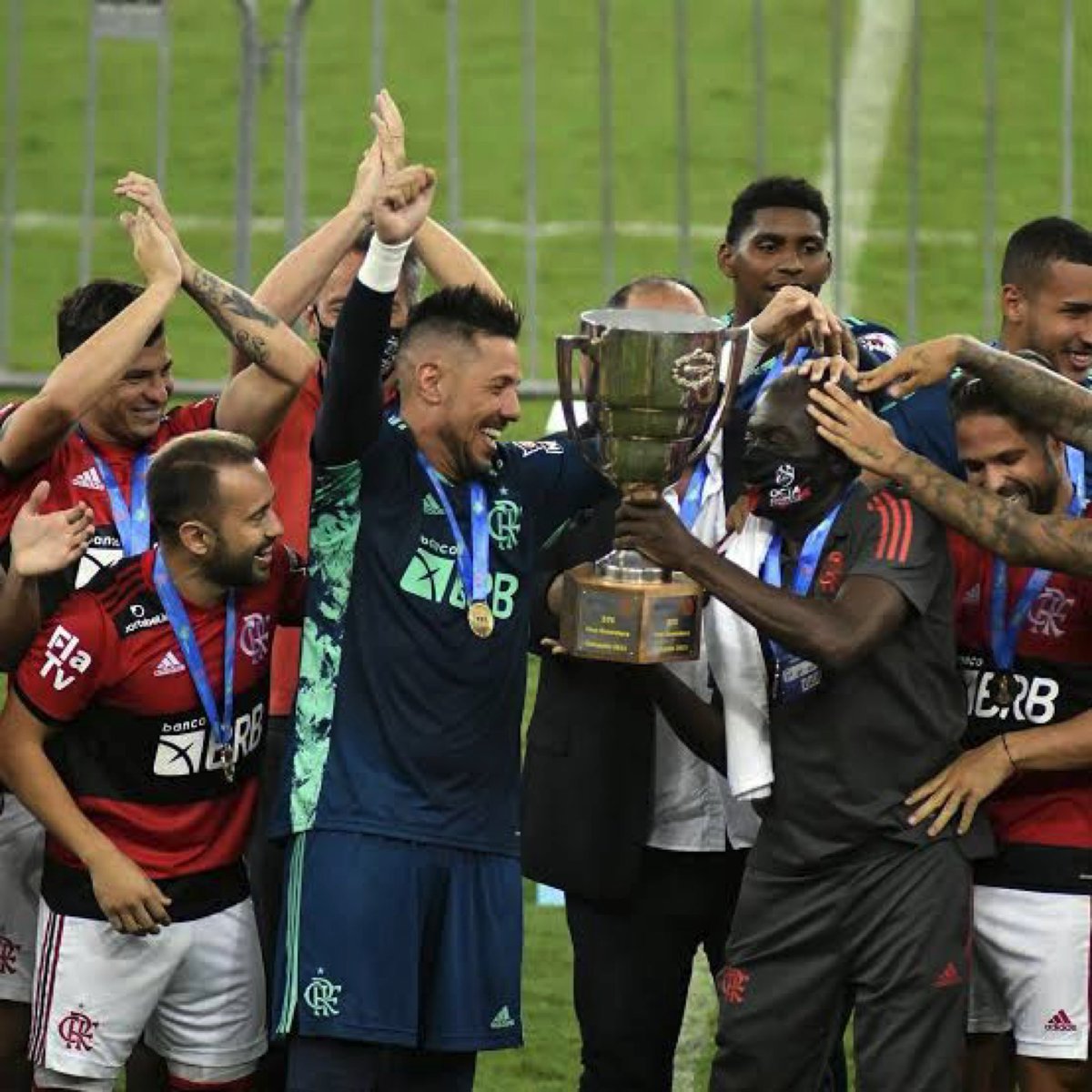 Alô, <a href="/FFERJ/">FERJ</a>! As nossas meninas merecem um troféu mais bonito, hein? Isso aí é brincadeira. Pra efeito de comparação, o do futebol masculino:
📸 Dhavid Normando/Futura Press