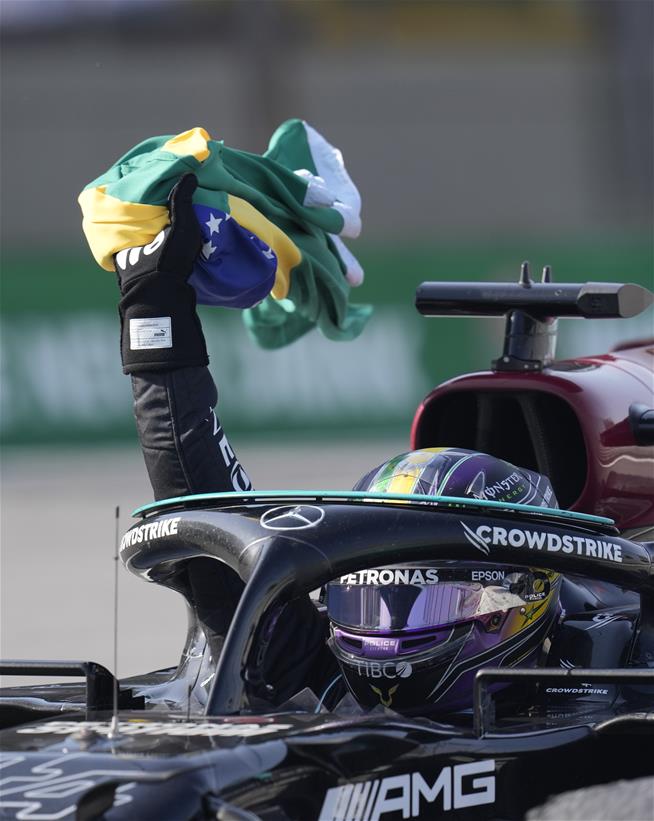MarceloC_Rock's tweet photo. @LewisHamilton do Brasilllll 🇧🇷🏁 https://t.co/BXQenthQcE