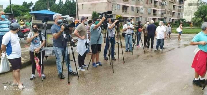 #CubaViveYRenace a pesar de que la prensa que se dice libre prefiere no verlo e irse a donde sus amos le ordenan.