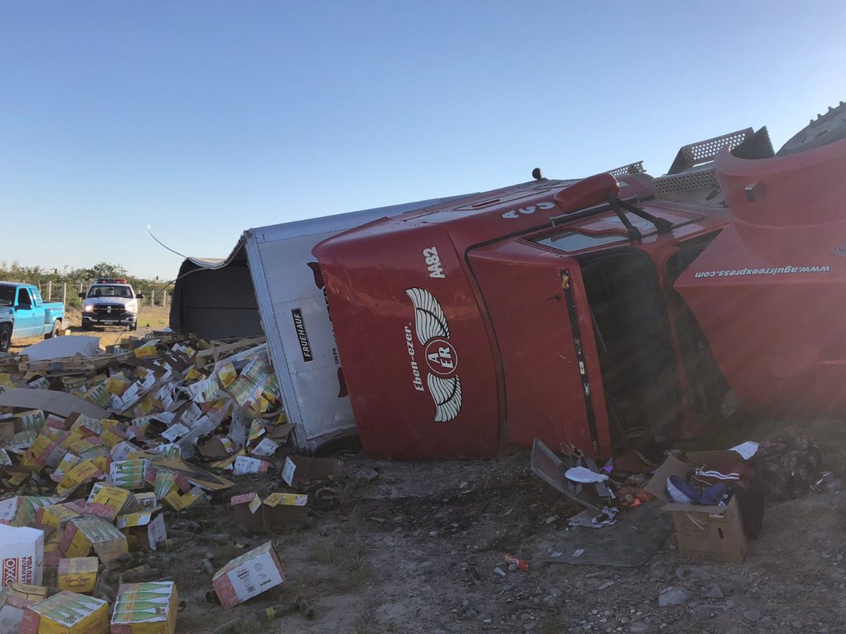 PC_NuevoLeon's tweet photo. ⛑⚠️#AlMomento ⚠️⛑

Protección Civil Nuevo León informa:

Se registra accidente vial de unidad pesada en la carretera a Laredo km 150 en el tramo de Vallecillo a la Gloria, Vallecillo.

Es una volcadura de un tráiler con caja seca en dirección a Sabinas Hidalgo.

⬇️ https://t.co/DIYQkaJhrP