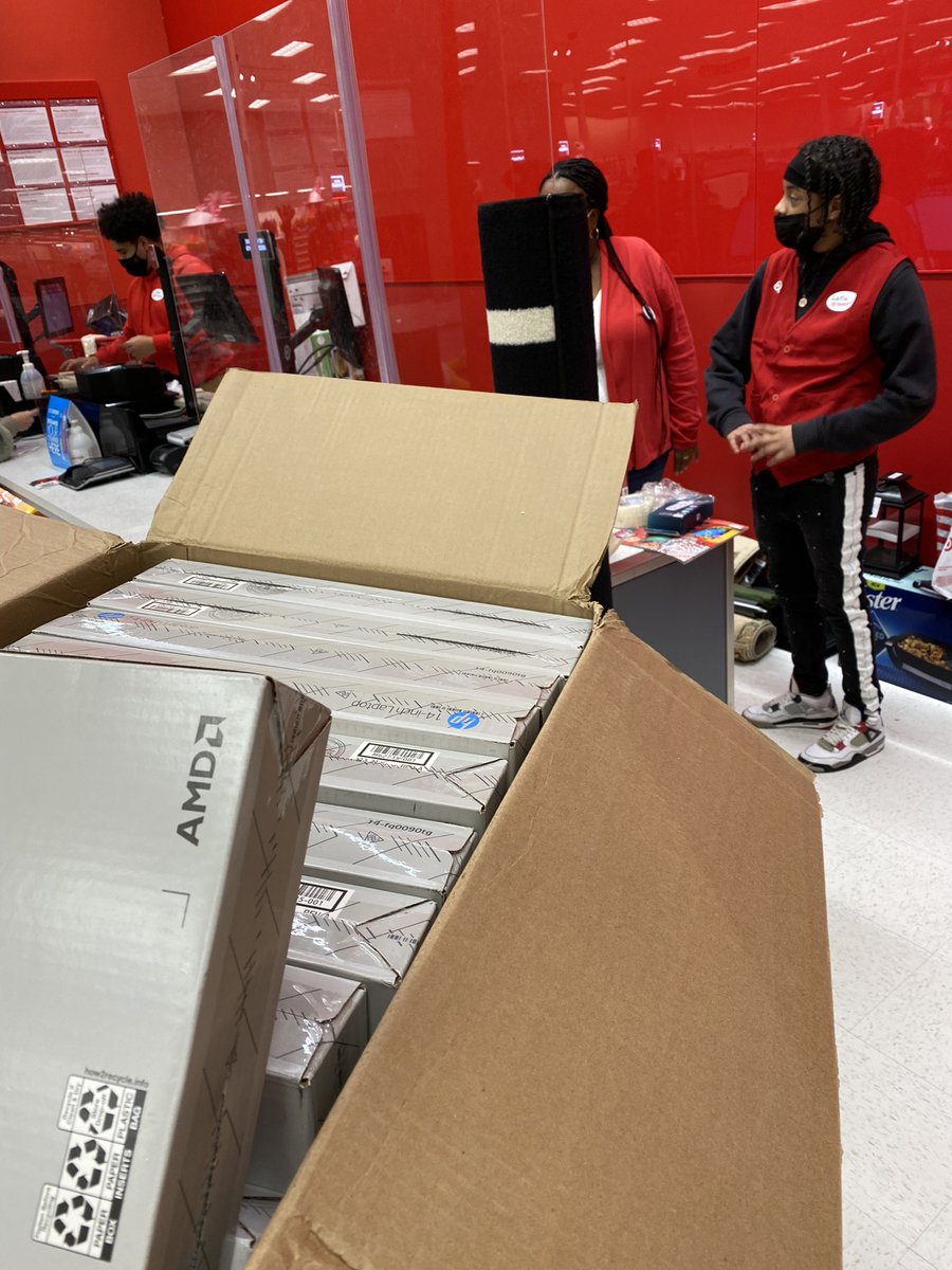 amagedoff's tweet image. When you do the right thing and return the 10 laptops delivered to you by mistake by @Target @AskTarget and @FedExHelp @FedEx #HappyHolidays