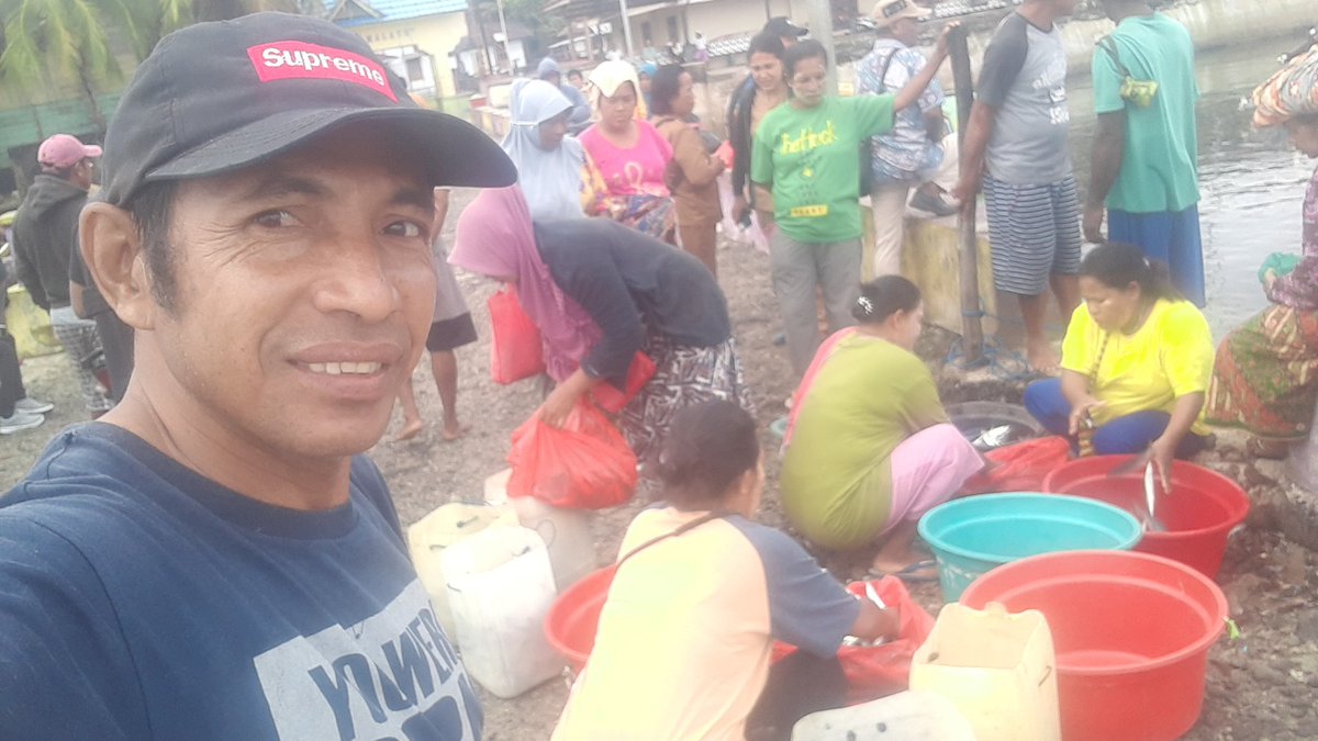 SLatu14's tweet photo. Senin (15/11/21)
Syaprudin Latuconsina
Luhkan Kab.Maluku Tengah
Melaporkan hsl tangkapan 
Bp Hasna ali Angkotasan,
atal tangka Purse seine, ikan layang
300 Kg,1500/Kg.
#giatluhkanSatminkalAmbon
#luhkanKabMalukuTengah
#luhlapor #produksi @tangkap
@brsdm_kp @puslatluhkp @kkpgoid https://t.co/ENfi1Qwasd