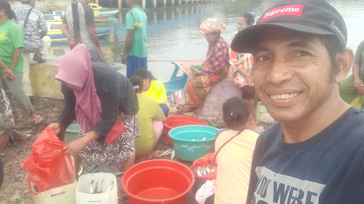 SLatu14's tweet photo. Senin (15/11/21)
Syaprudin Latuconsina
Luhkan Kab.Maluku Tengah
Melaporkan hsl tangkapan 
Bp Hasna ali Angkotasan,
atal tangka Purse seine, ikan layang
300 Kg,1500/Kg.
#giatluhkanSatminkalAmbon
#luhkanKabMalukuTengah
#luhlapor #produksi @tangkap
@brsdm_kp @puslatluhkp @kkpgoid https://t.co/ENfi1Qwasd