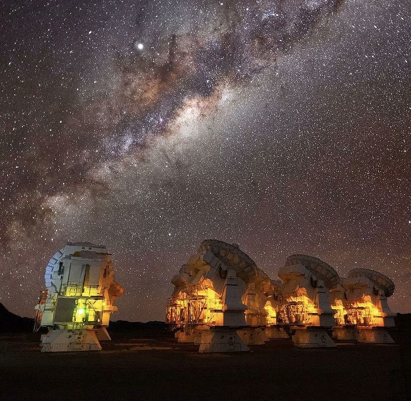 oadamidia's tweet photo. 📡 Uma noite no ALMA (Atacama Large Millimetric Array), no Chile.
Considerado o maior projeto astronômico do mundo, o telescópio é formado por 66 antenas que detectam a luz em comprimentos de ondas invisíveis ao olho humano.
📷 Bruno Dal’Agnol de Oliveira.
#almaobservatory https://t.co/fjWClaawWQ