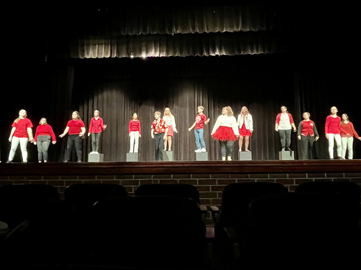 TeenTeacherLA's tweet photo. Lila and I positively LOVED Otsego High School’s performance of #Cabaret! We are incredibly grateful live theater is back on the OHS stage! Excellent work, everyone! The future is bright for the Otsego Knights!
🎶 🎭❤️ #OtsegoKnights #MusicalTheaterIsBack https://t.co/Ufkbi2K4eJ