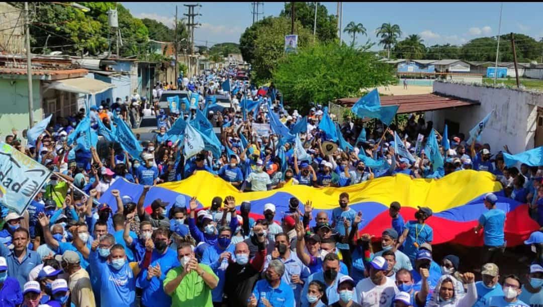 juanjcabrerap's tweet photo. Hoy las calles nuevamente sirvieron como medio de expresión de los carabobeños. Las imágenes coinciden con las tendencias, el deseo de cambio es abrumador y la voluntad de concretarlo es indetenible
Hoy, AVALANCHA de voluntades; el 21N, AVALANCHA de votos
¡Carabobo,sí se puede! https://t.co/7YhrDkAOUZ